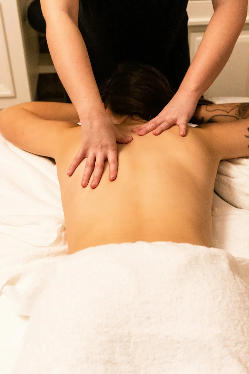 Mulher recebendo massagem relaxante em Campo Comprido, Curitiba.